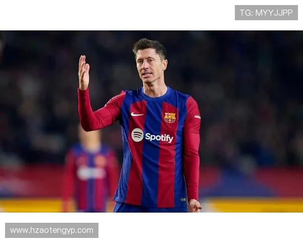 莱万多夫斯基与同期前锋关键战决定性表现对比分析